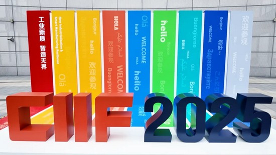 雙機(jī)型出擊！華工激光三維五軸激光裝備閃耀工博會